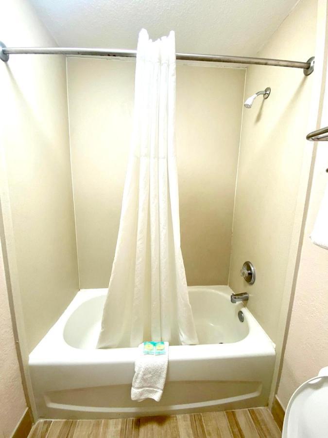 Regency Inn Fern Park Екстериор снимка