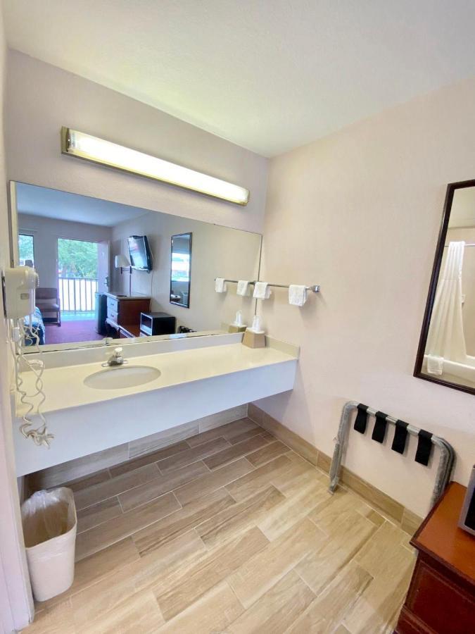 Regency Inn Fern Park Екстериор снимка